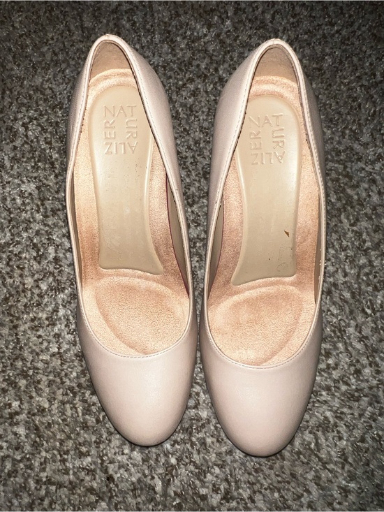 Naturalizer Cream Round-Toe Pumps